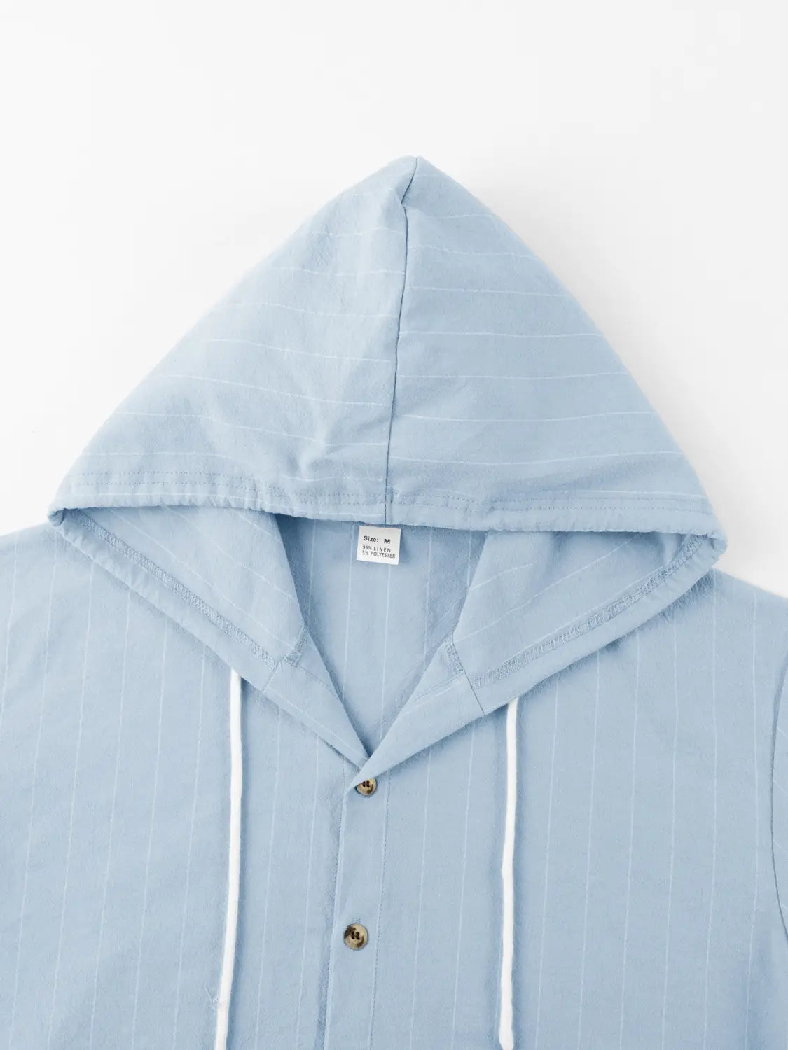 Hellblaues Nadelstreifen-Slim-Fit-Leinenhemd für Herren mit Kapuze, weißen Kordeln und goldfarbenen Knöpfen.