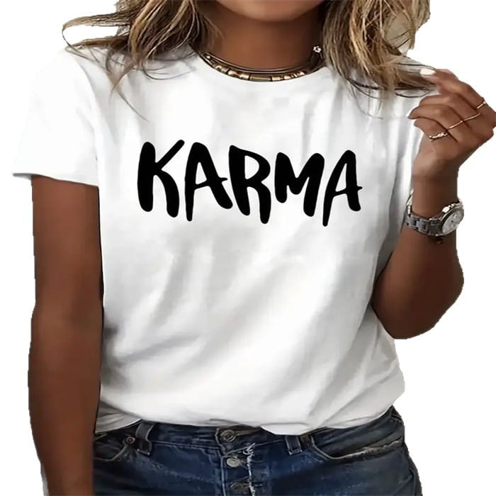 Camiseta para tallas grandes de algodón blanco con cuello tipo tripulación, con tipografía karma negra en negrita estampada en el pecho.