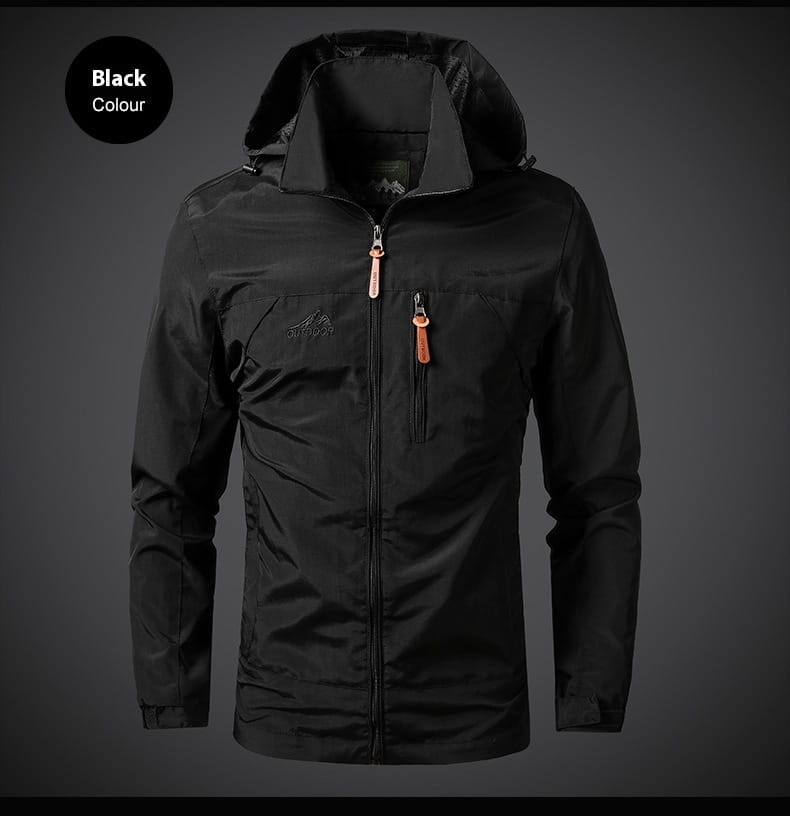 Chaqueta de senderismo con capucha impermeable color negro, confeccionada en un tejido elegante resistente al agua, con un logotipo de montaña sutil en el pecho.