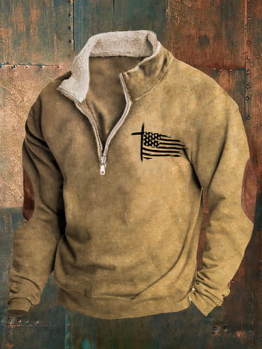 Suéter para hombre de media cremallera con cuello de borrego en lana polar color camel, con cuello acolchado y gráfico de bandera estadounidense negra en el pecho.