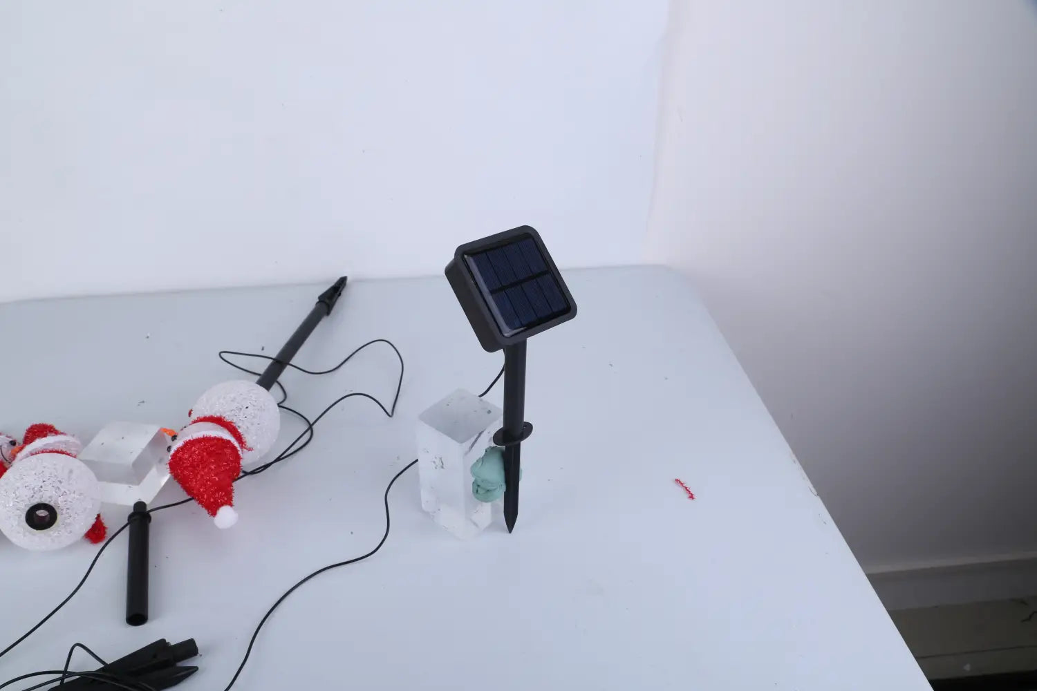 Lampe de jardin solaire noire avec panneau carré et piquet pointu, provenant de la série de 3 éclairages solaires de jardin en forme de bonhomme de neige, étanche IP55.