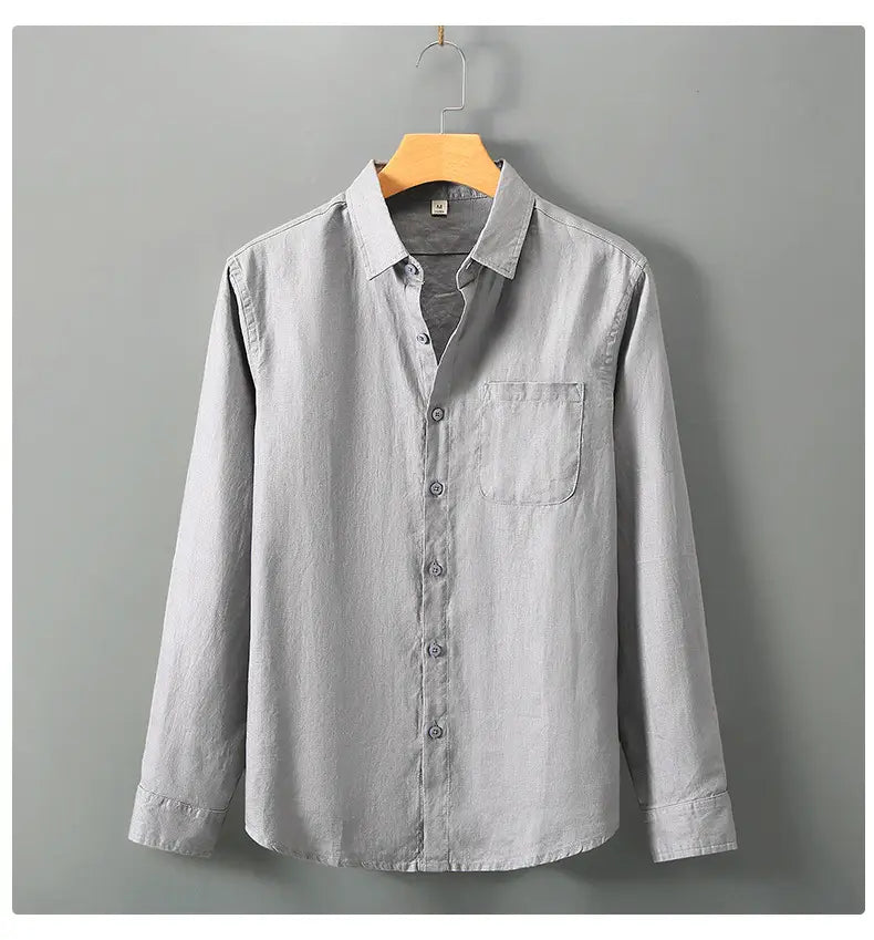 Chemise de protection solaire en lin gris clair pour homme à manches longues avec une poche poitrine et une texture discrète.