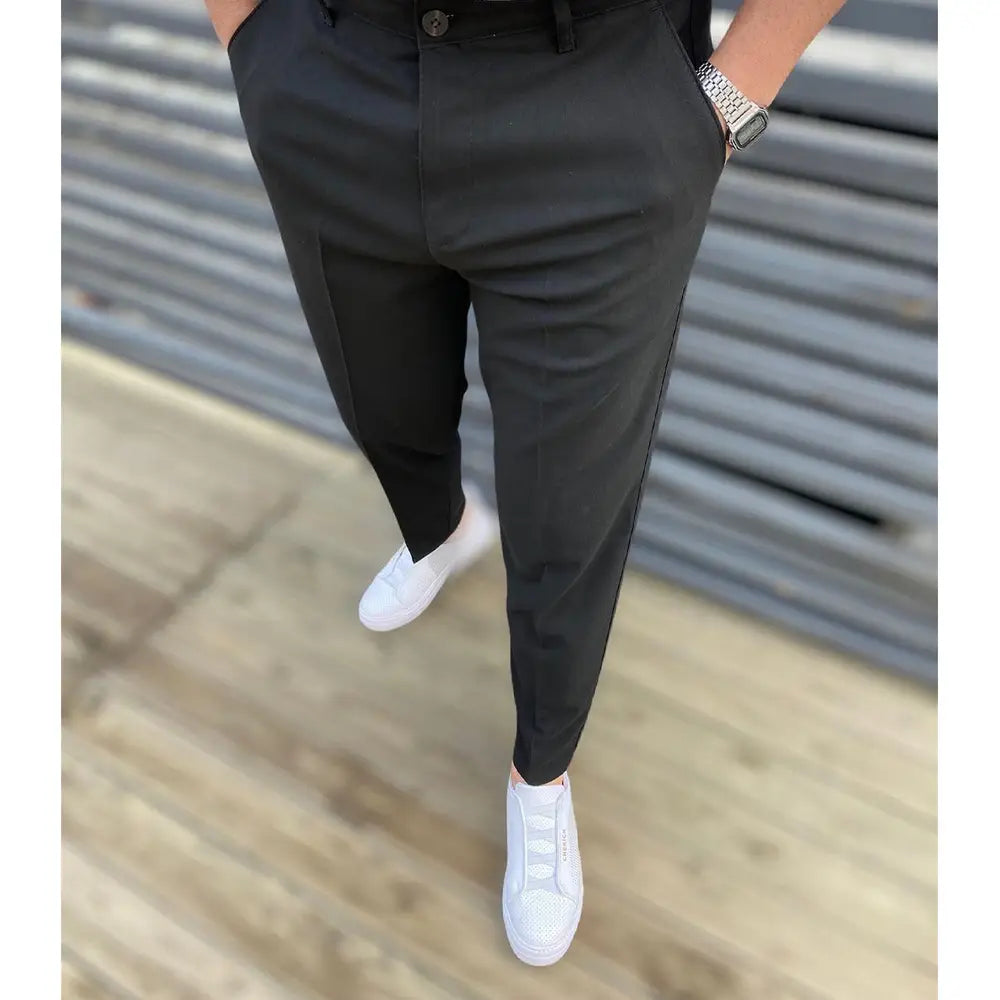 Herren-Slim-Fit-Strukturierte, Tapered-Chinos in Schwarz mit elegantem modernem Schnitt und dezenter Nahtführung an der Seite