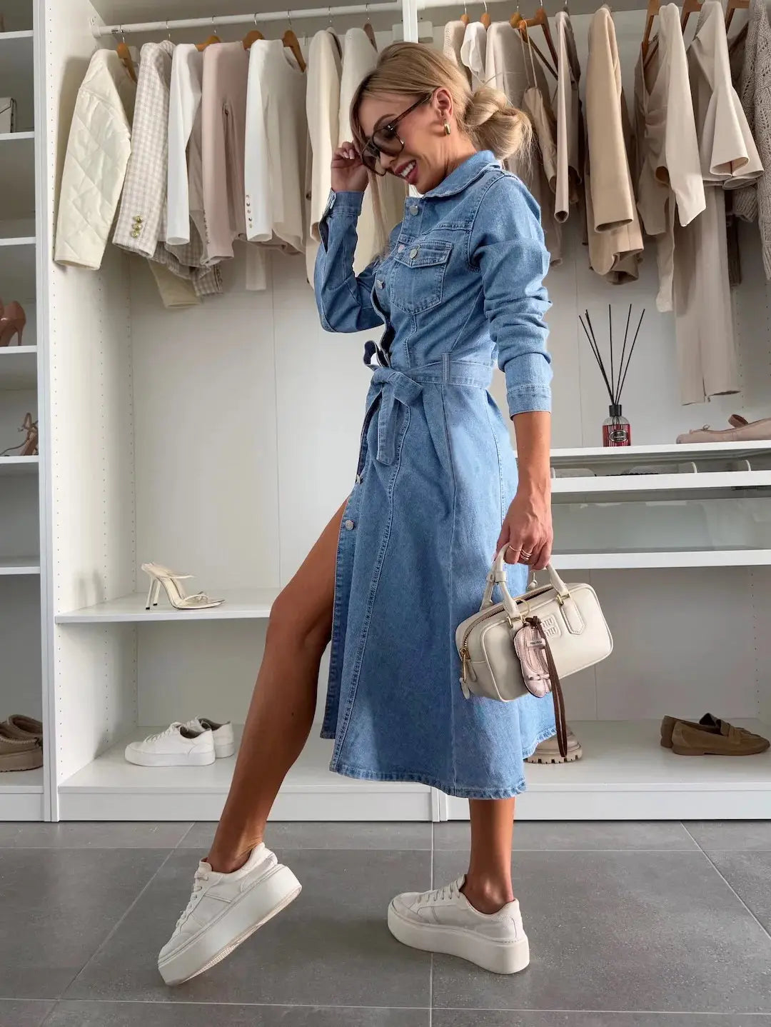 Mittelblaues Jeanshemdkleid im Midi-Look mit Knopfverschluss vorne, gegürtelter Taille und hohem Schlitz.