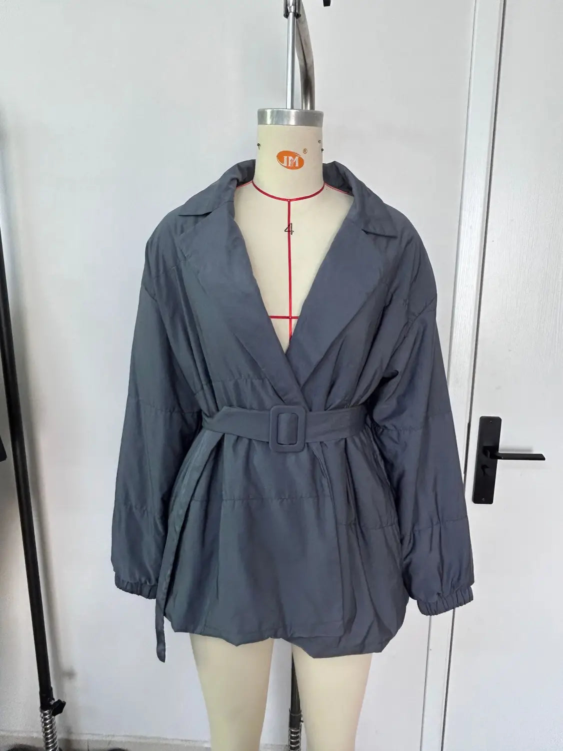Dunkelgrauer leichter Trenchcoat mit Taillengürtel und Puffärmeln, entworfen als Damen-Gurtsteppjacke mit Kapuze, wattierte Pufferjacke für den Winter.
