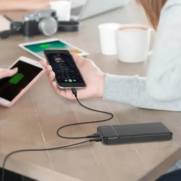 Batterie externe portable rectangulaire noire avec finition mate et double ports USB, conçue pour une charge rapide avec une capacité de 20000 mAh.