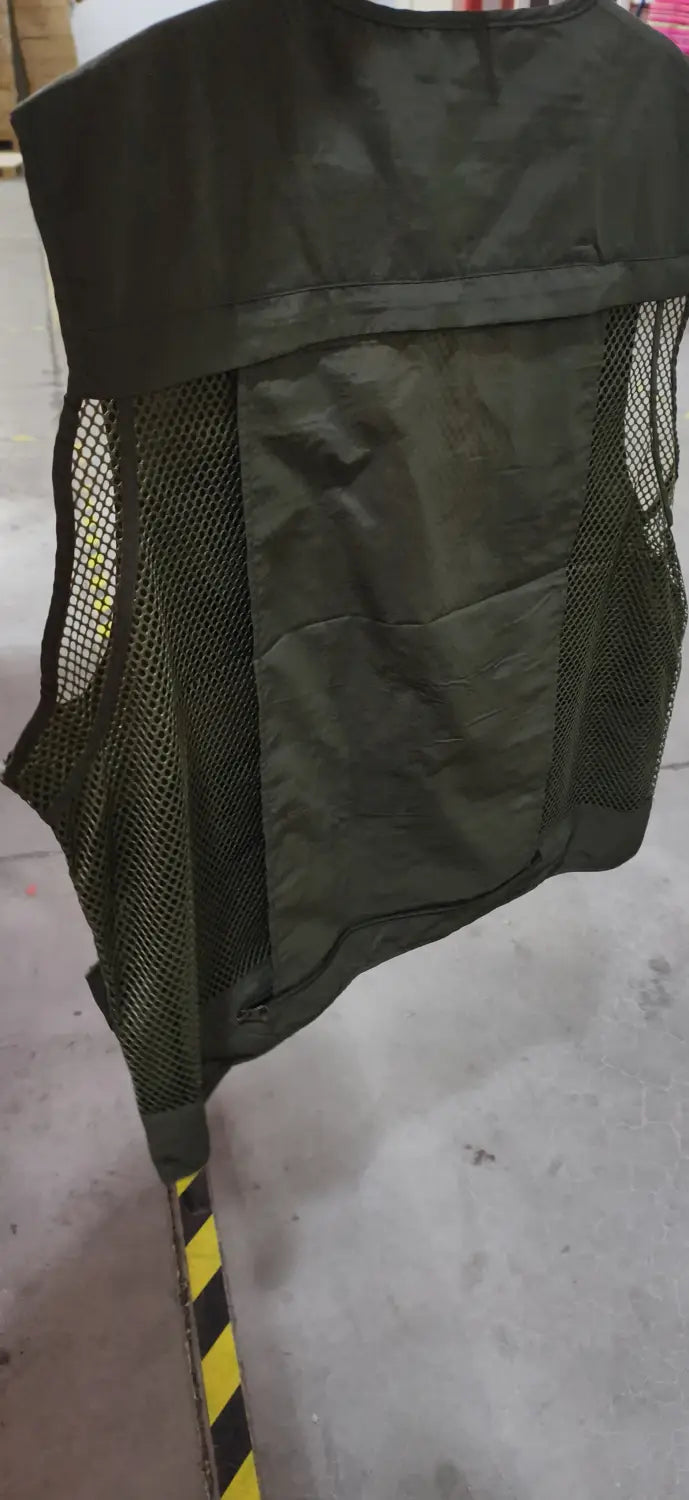 Dunkelgrüne taktische Wanderweste mit Mesh-Design, festen Stoffpanels und verstärktem Taillenbund.
