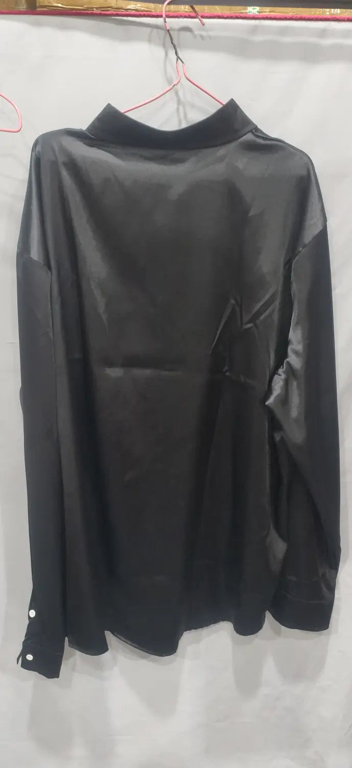 Langärmliges Hemd für Herren aus schwarzem Satin mit Kragen und geknöpften Manschetten; mit glänzendem Anti-Falten-Finish.