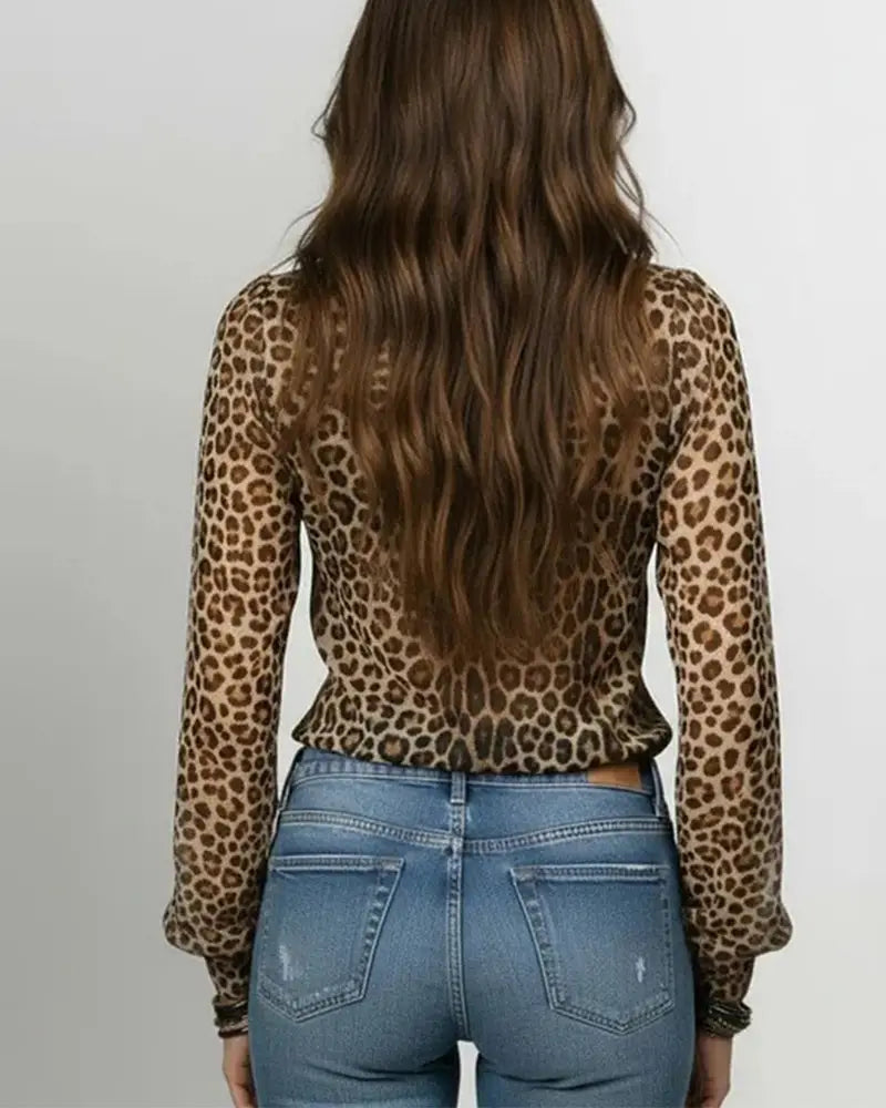Blusa con estampado de leopardo, volanteado en el cuello en forma de V, que presenta una parte superior translúcida de manga larga con estampado de leopardo, una silueta entallada y una cintura elástica.