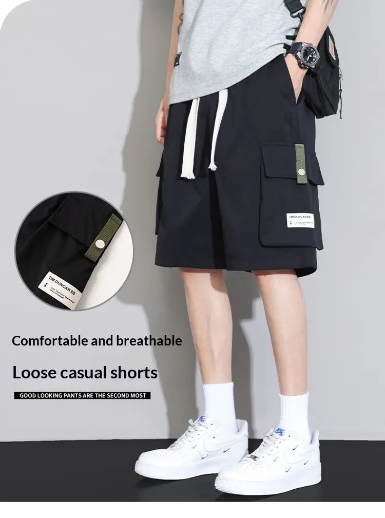Shorts cargo décontractés pour homme grande taille en noir, avec des cordons blancs et des poches à rabat vert olive, pour une coupe ample, style pantalon de sport