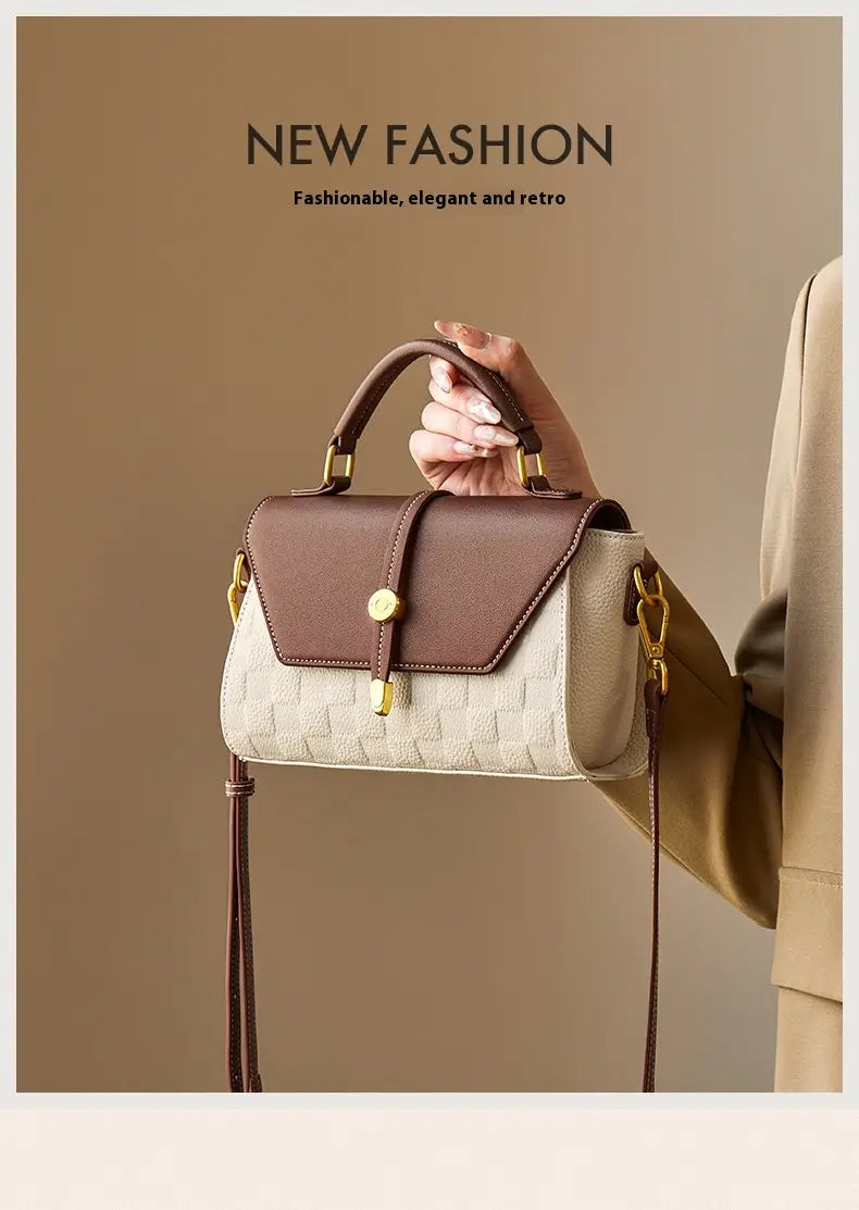 Eine stilvolle zweifarbige Webleder-Crossbody-Handtasche mit beigem, strukturiertem Körper, braunem Leder-Flip und Griffen sowie goldfarbenen Beschlägen.