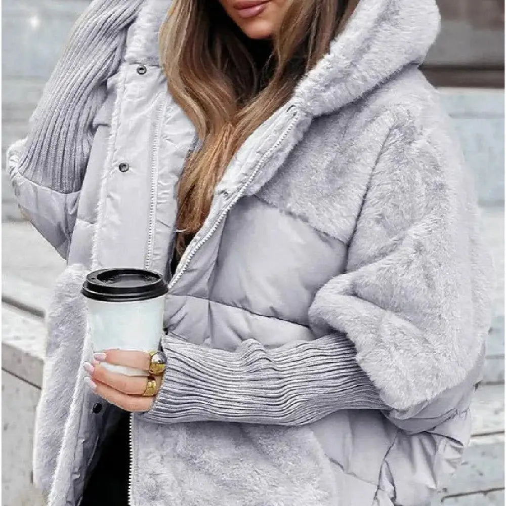 Bequeme Pufferjacke mit Kapuze aus hellem Grau aus Kunstfell mit plüschiger Kunstfellkapuze und gerippten Strickbündchen.