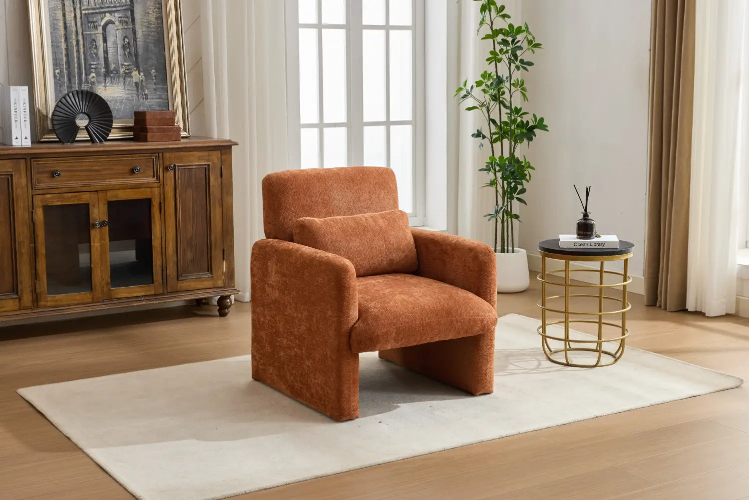 Moderner Bouclé-Akzent-Sessel in warmem Terrakotta mit plüschiger, strukturierter Polsterung und einem leicht kantigen Design.
