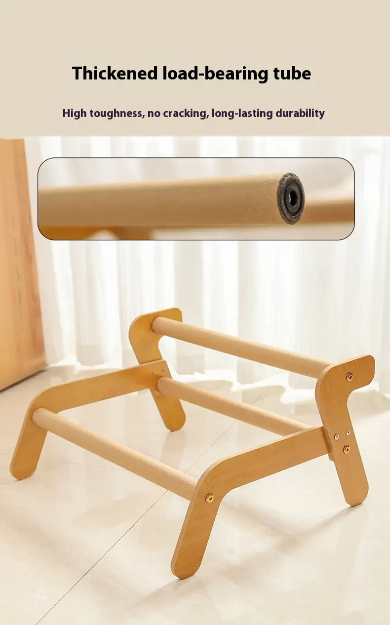 Viga de equilibrio para niños tipo caballete en madera de color claro, con tubos reforzados y engrosados para soportar carga, y uniones reforzadas para el nido cama tipo sillón reclinable de ratán con tabla de rascado para gatos.