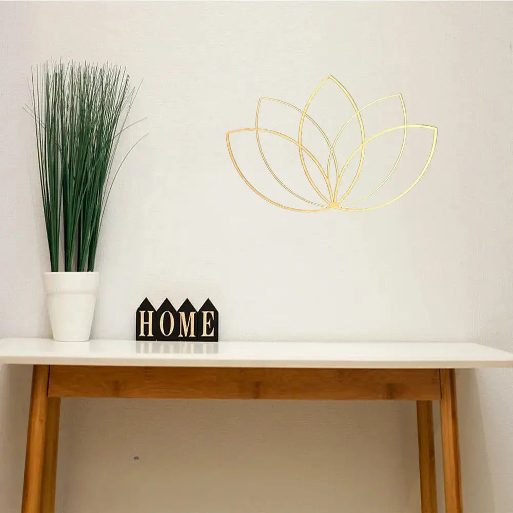 Goldene Draht-Lotus-Wandkunst aus Metall in einem modernen Zen-Design, geeignet zur Wanddekoration