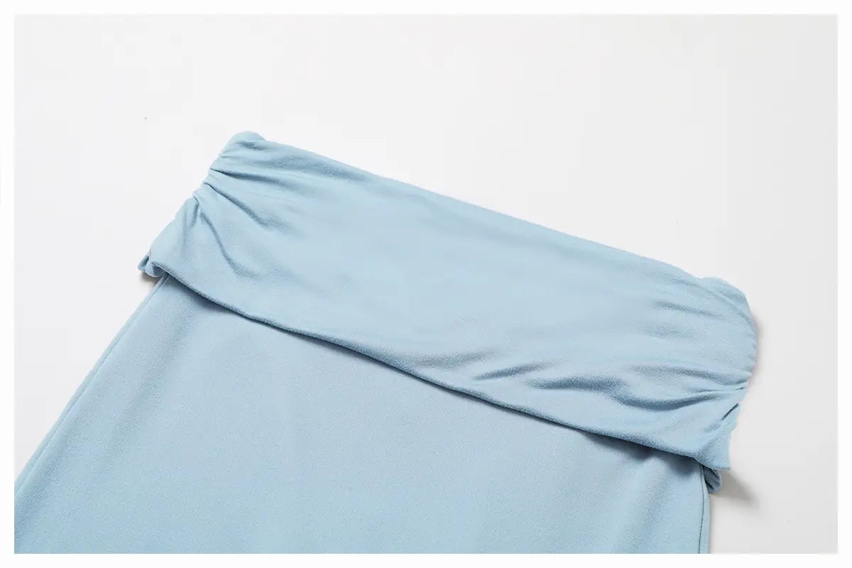 blusa de tejido suave color azul claro con escote fruncido, combinada con pantalones de yoga acampanados de cintura alta para un atuendo activo cómodo