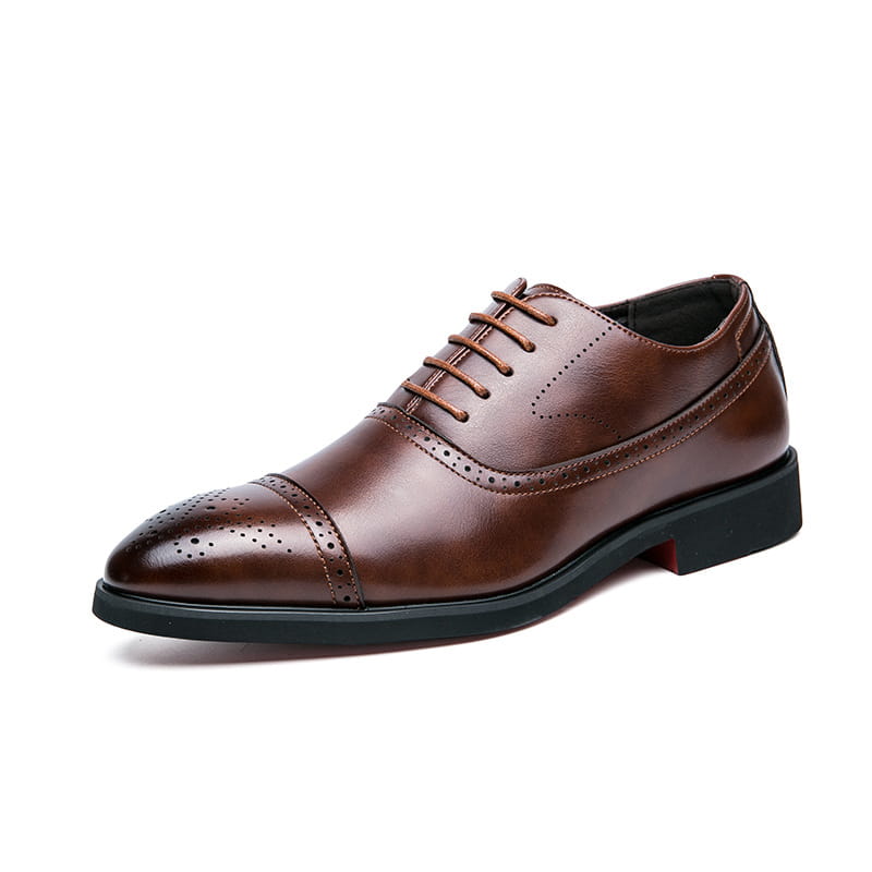 Zapato de vestir tipo oxford de cuero marrón con detalles de brogue y cordones a juego, diseñado para la vestimenta casual de negocios para hombres.