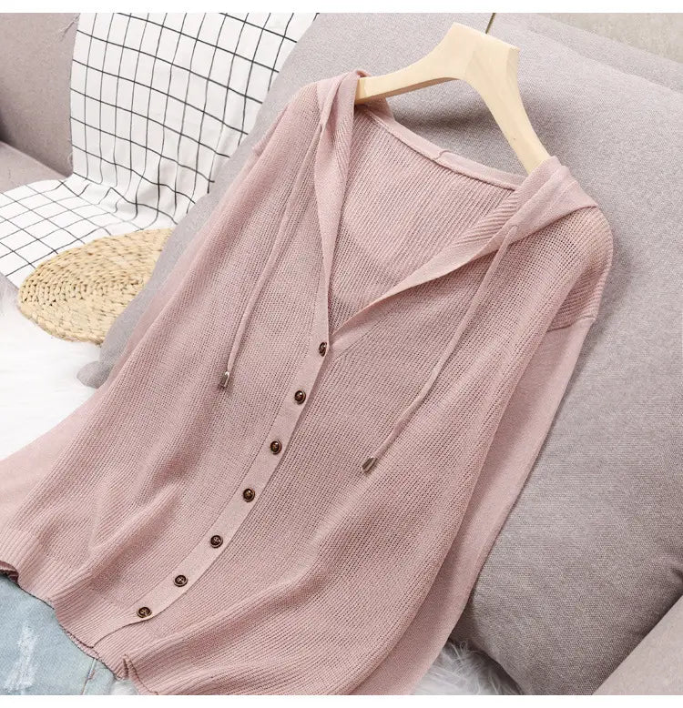 Ein weichrosa gestricktes Hoodie-Cardigan aus geripptem Strickmaterial mit vorderem Knopfverschluss und passenden Kordelzügen.