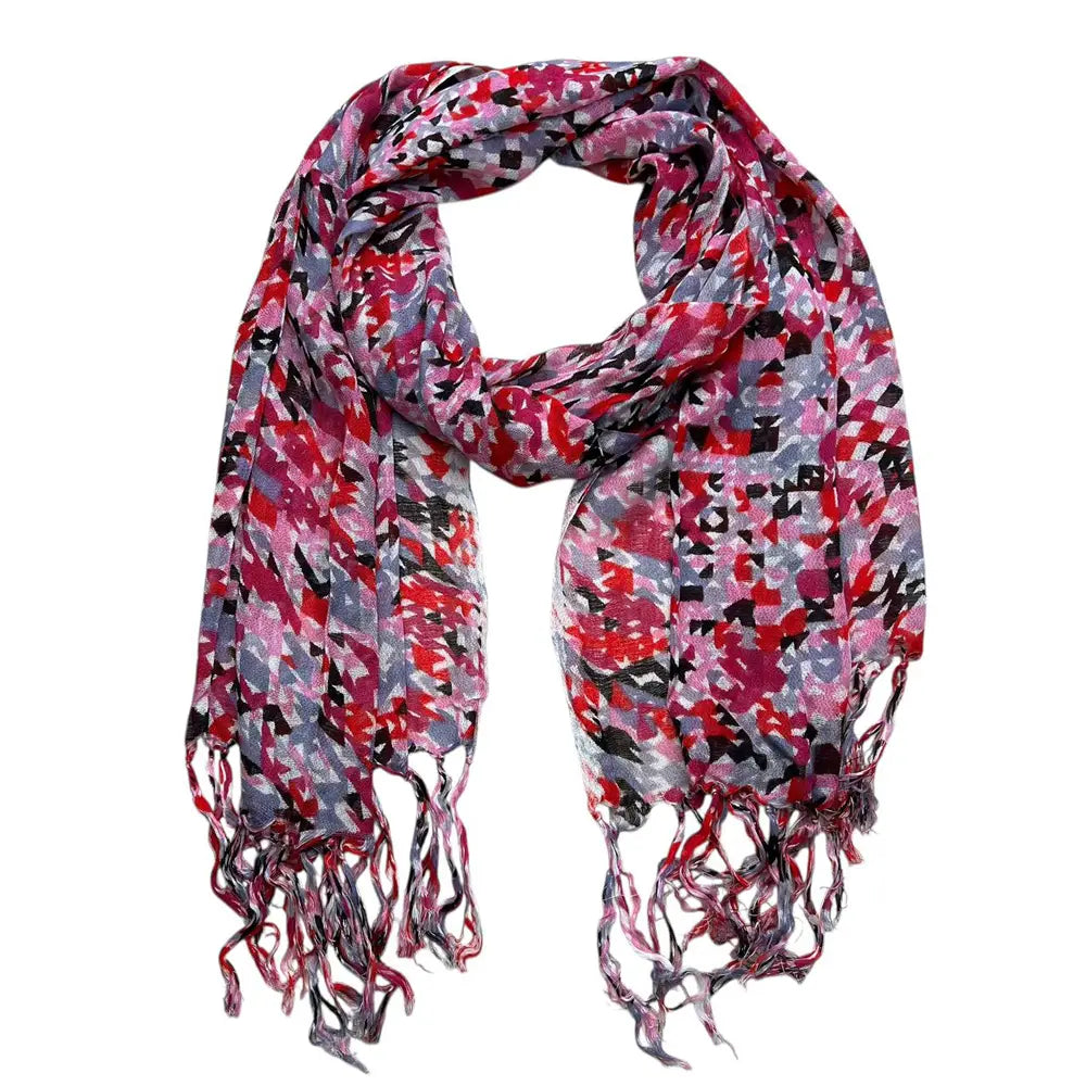 Una bufanda larga de viscosa fluida color rojo para vestidos, con un patrón geométrico vibrante en tonos de rojo, rosa, gris y negro, y extremos con flecos.