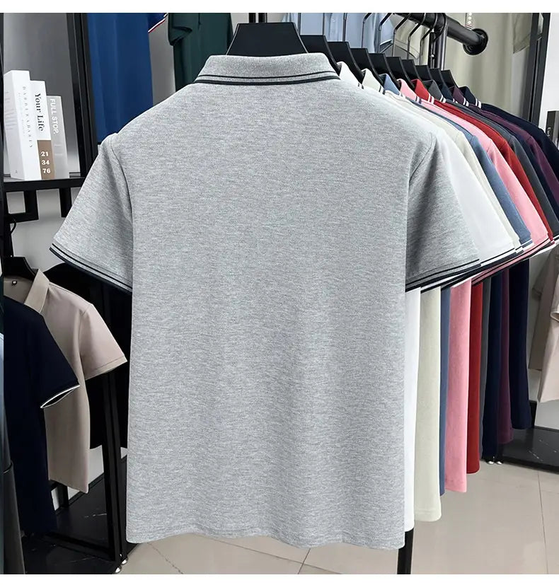 Ein meliertes graues mercerisiertes Baumwoll-Poloshirt mit schwarzem Besatz am Kragen und an den Bündchen der Ärmel, für sommerlich lockere, atmungsaktive Kleidung entworfen.