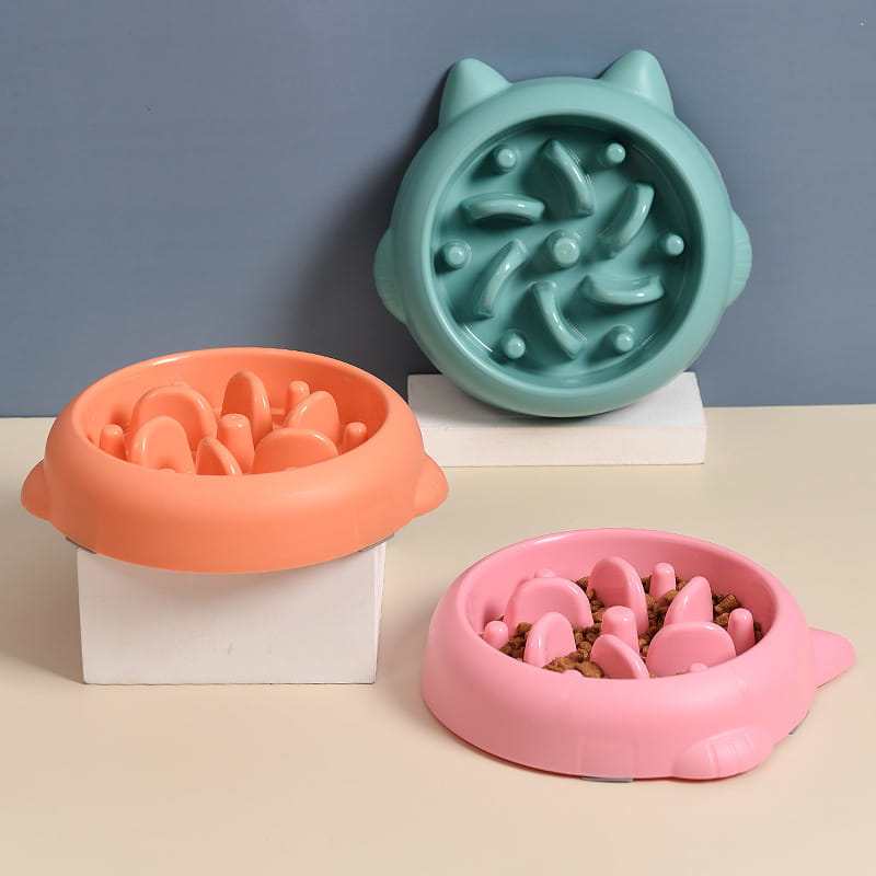 Gamelle pour chien à alimentation lente en silicone de couleur pastel en forme de chat, avec des nervures surélevées conçues pour le bien-être de l’animal et des oreilles moulées, afin de prévenir le fait d’avaler trop vite.