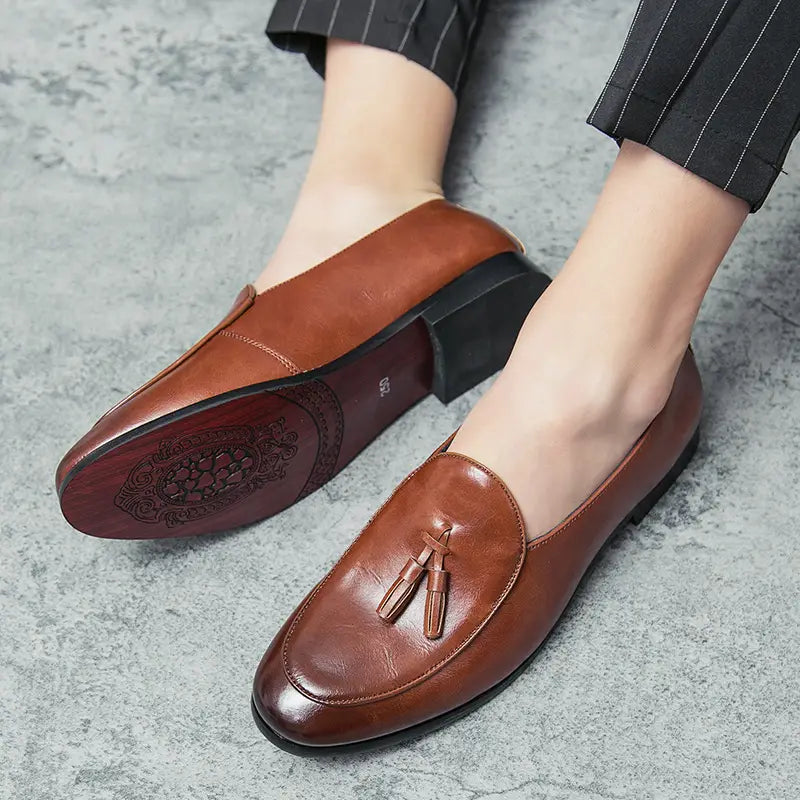Mocassins à glands en cuir brun pour jeunes hommes, avec détail de glands et surpiqûres discrètes.