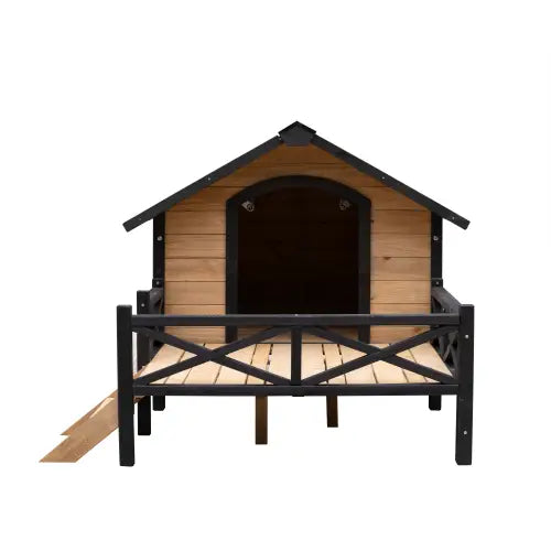 Grande niche en bois pour chien avec porche, dotée d’une construction en bois noir et clair, d’un toit en pente, d’une entrée cintrée et d’une petite rampe menant au porche d’entrée.