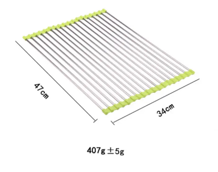 Eine elegante silberne Edelstahl-Abtropfmatte für das Spülbecken mit limettengrünen Kunststoff-Endkappen und einem minimalistischen Design.