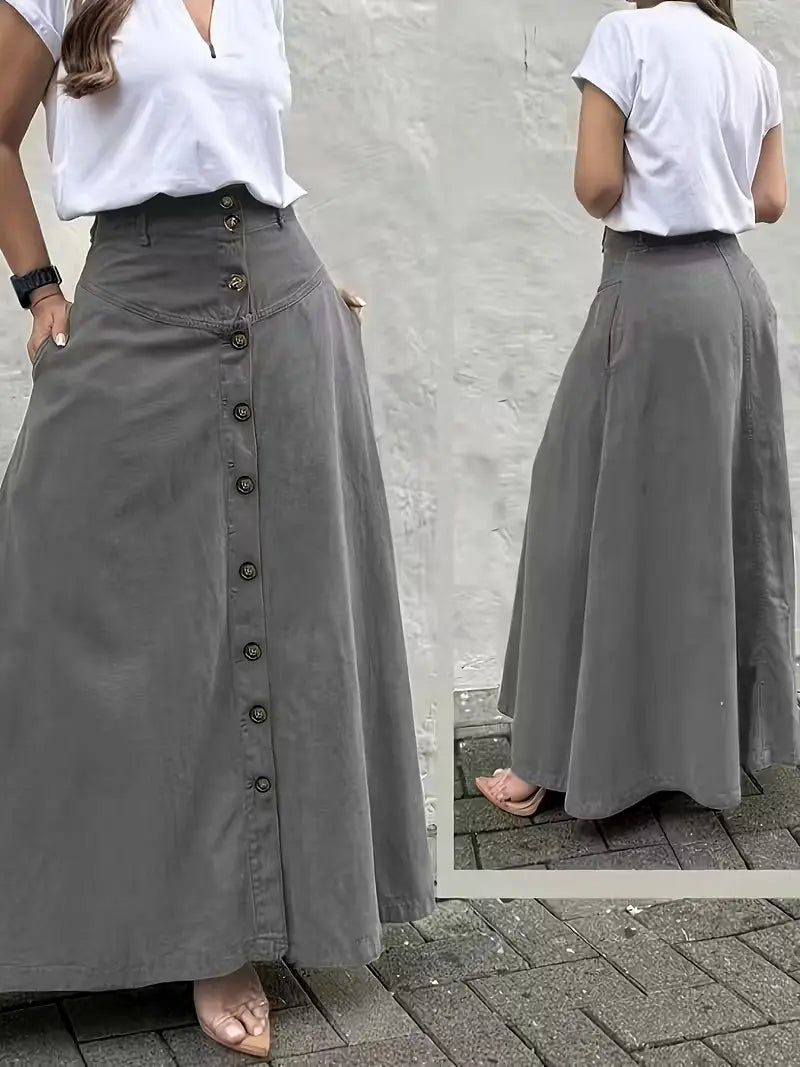 Jupe longue maxi boutonnée devant à taille haute en denim gris, avec fermeture centrale par bouton et poches latérales.