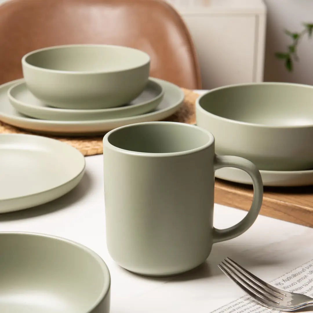 tasse en grès cérame vert sauge mat, 12 pièces, au design moderne simple et à la poignée robuste, issue de l’ensemble de vaisselle en grès cérame pour 3.