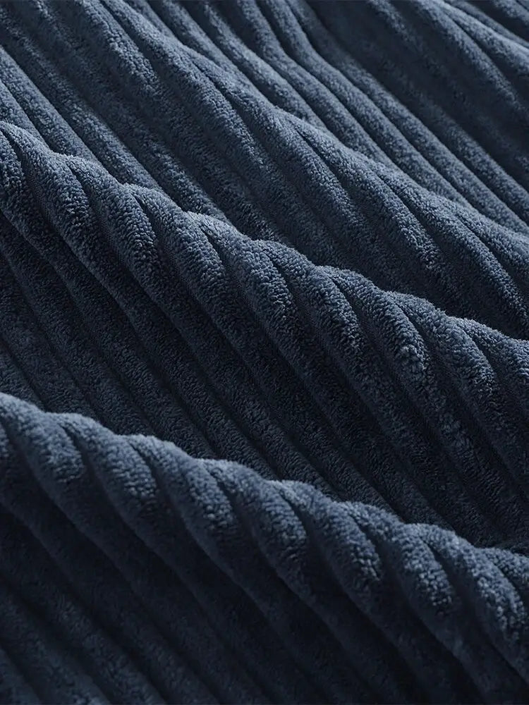 Tissu en velours côtelé bleu foncé avec de fortes nervures texturées d’un hoodie premium en velours côtelé à épaules tombantes pour hommes