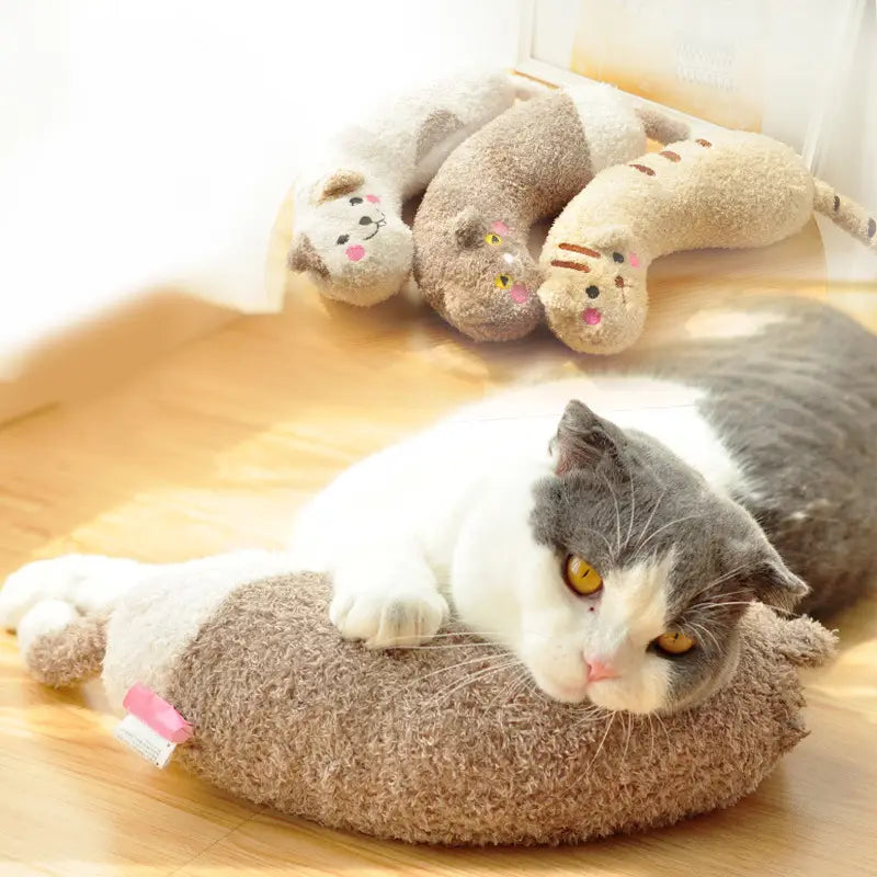 Weiches Plüsch-Katzenkissen zur Nackenunterstützung und Gelenkentlastung aus strukturiertem braunem und weißem Stoff.
