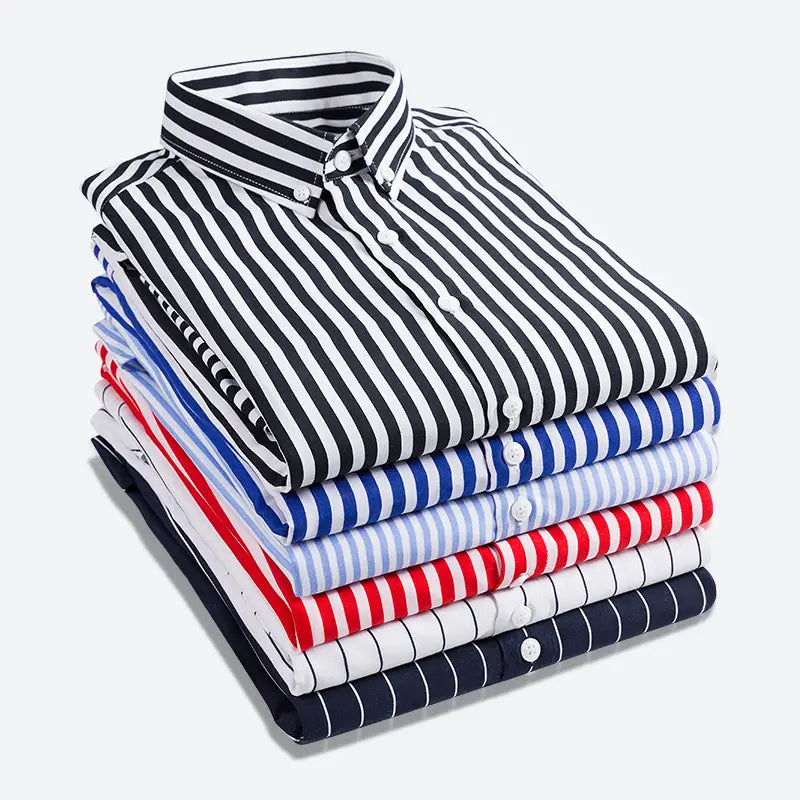 Stapel von ordentlich gefalteten Herren gestreiften Slim-Fit-Langarm-Freizeithemden in Schwarz und Weiß, Blau und Weiß, Rot und Weiß sowie Navy mit feinen Streifen.