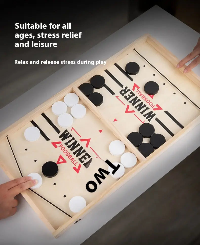 Jeu de palets de hockey sur air de table en bois : plateau de hockey de table en bois avec finition en bois clair, surface de table, patins circulaires noirs et blancs avec marquage imprimé rouge et noir.