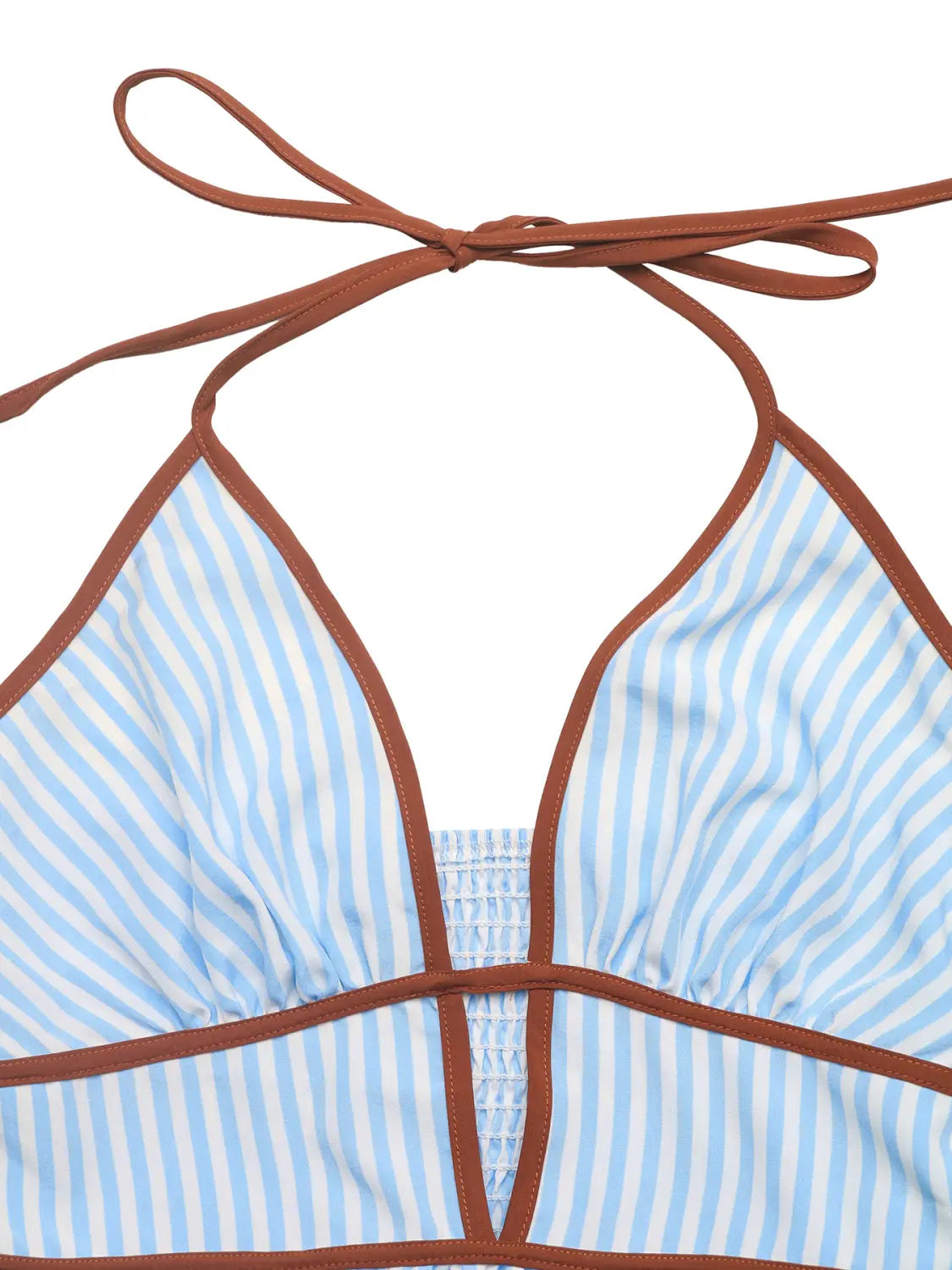 haut de bikini à encolure type halter à rayures bleu clair et blanches, avec bordure brune, présenté avec une robe longue d’été maxi à encolure en V et dos noué à rayures.