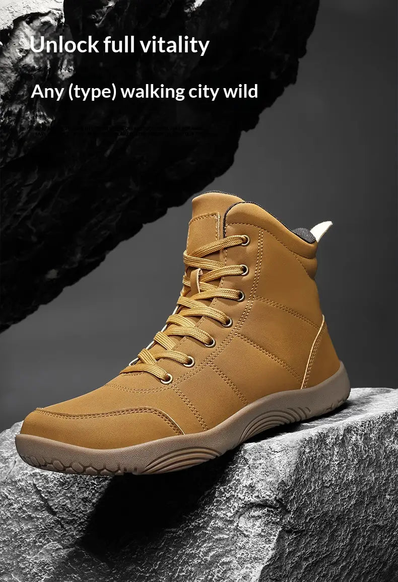 Hellbrauner High-Top-Wanderstiefel aus Leder mit breitem Zehdesign, ausgestattet mit robusten Schnürsenkeln und einer robusten Sohle für Outdoor-Sportaktivitäten.