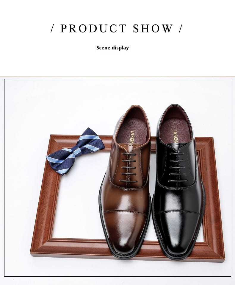 Une paire d’Oxfords à hauteur augmentée de 6 cm pour homme en cuir anglais avec bout rapporté, en cuir brun et noir lustré, présentée sur un support en bois avec un nœud papillon à rayures.