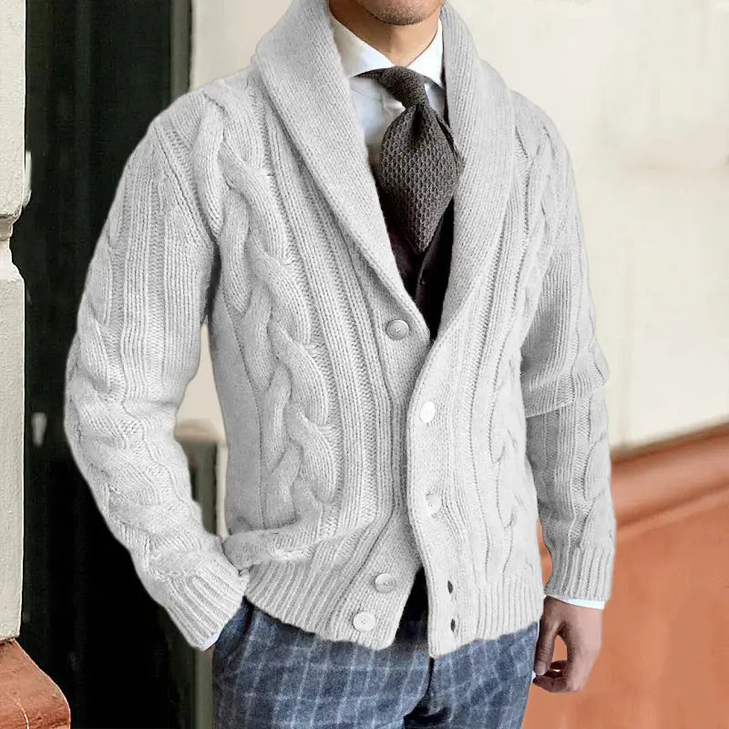 Hellgrauer Herren-Cardigan mit Zopfmuster, Schalkragen, mit passenden Knöpfen.