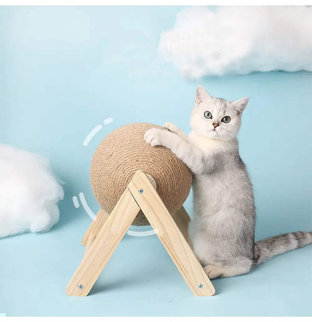 Un rascador esférico para gato hecho de sisal, con un soporte triangular en forma de caballete de madera.