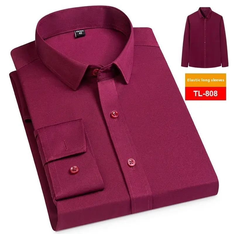 Ein bordeauxrotes Herren Business-Casual Stretch-Kleidhemd mit langen Ärmeln, klassischem Kragen und geknöpften Manschetten mit passenden Knöpfen.