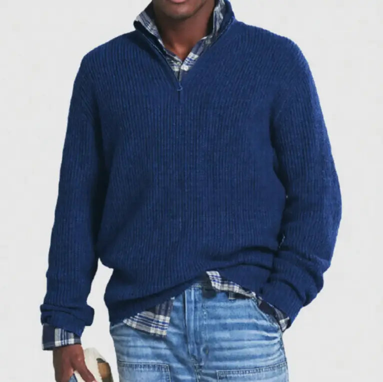Pull en maille à col montant zippé au quart pour hommes, en maille côtelée bleu profond, porté par-dessus une chemise à carreaux