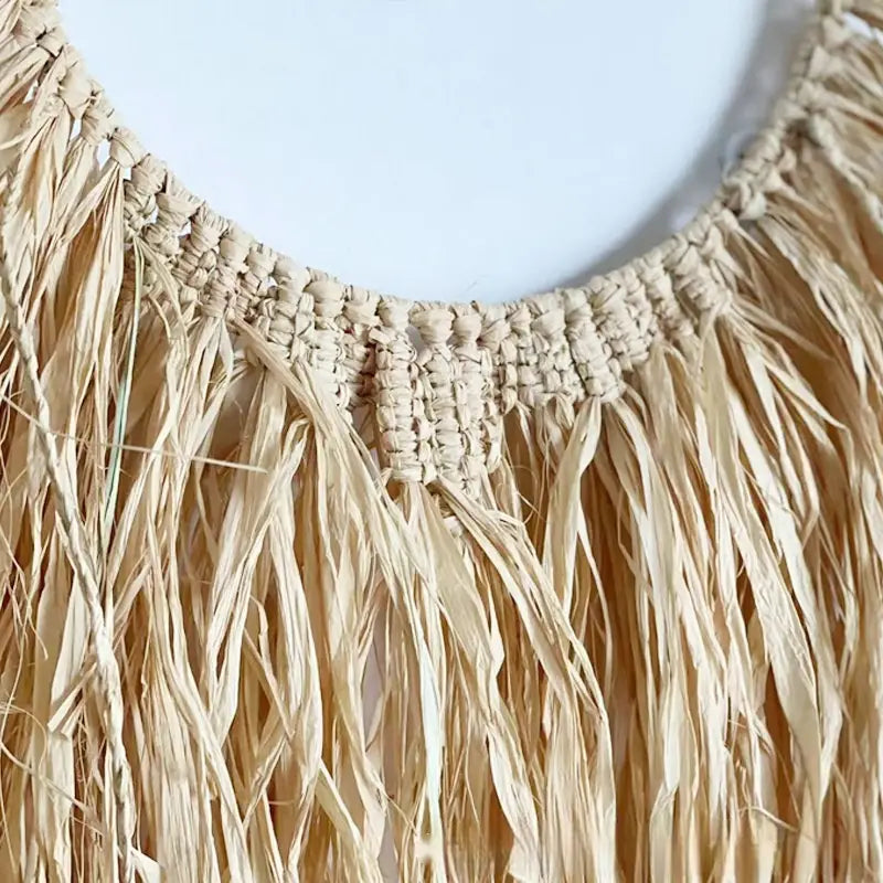 Adorno de pared de rafia color beige estilo boho, tapiz colgante de macramé con textura tejida y hebras de fibra natural en un diseño de flecos