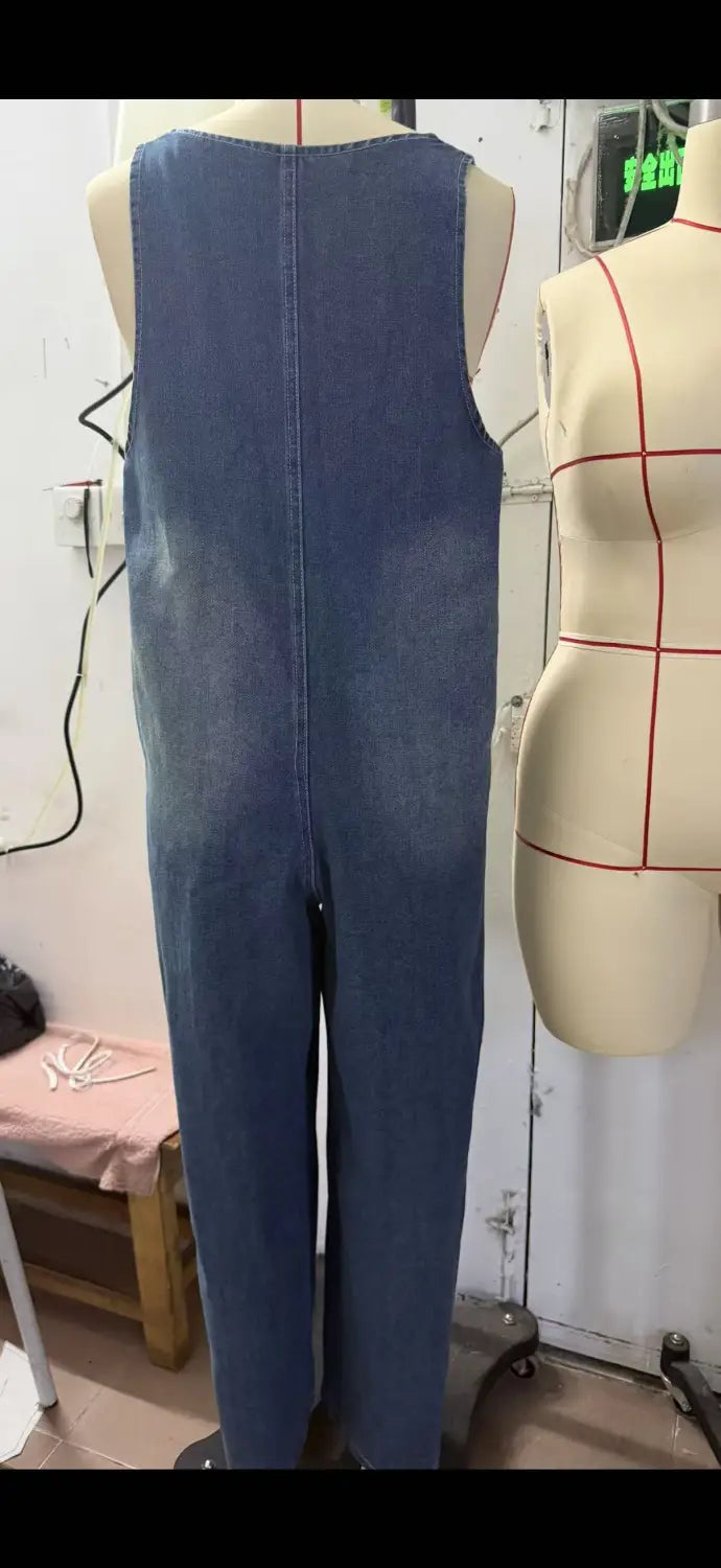 Combinaison salopette en denim bleu à jambes larges rétro affichée depuis l’arrière, avec un dos droit et une conception de couture centrale.