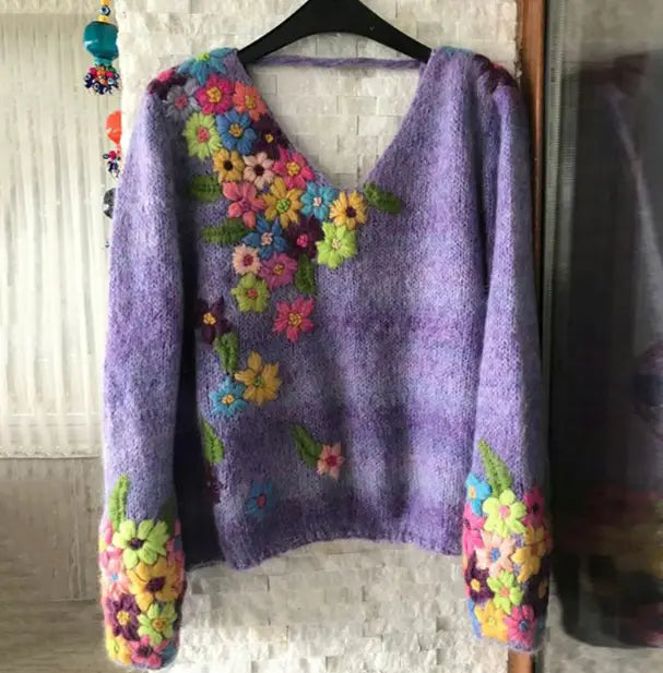 Un pull en maille lavande tricoté à la main et vibrant, orné de fleurs brodées colorées en rose, jaune, bleu et vert, conçu comme un pull Halloween à col en V avec impression numérique 3D pour femmes.