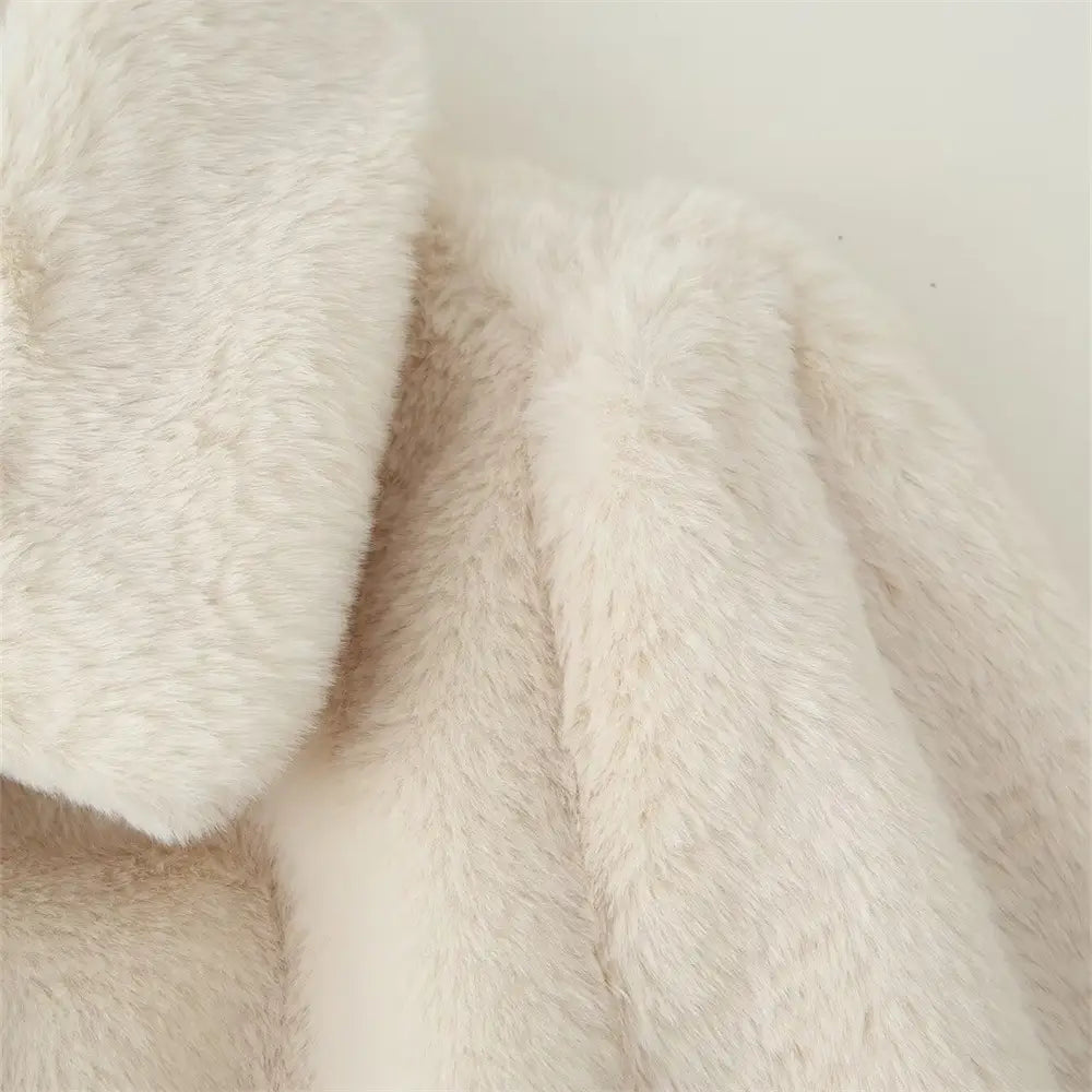 Cremefarbener Kunstfell-Mantel mit Bindegürtel für Damen mit einem weichen, cremefarbenen Kunstfellmaterial, einer üppigen Textur und einem dichten, gleichmäßigen Flor.