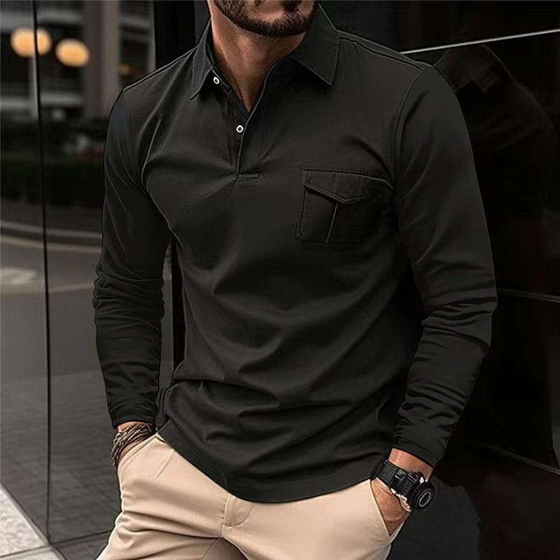 Schwarzes langärmliges Polohemd mit Brusttasche und geknöpftem Kragen, ausgelegt als Casual-Sporttop.