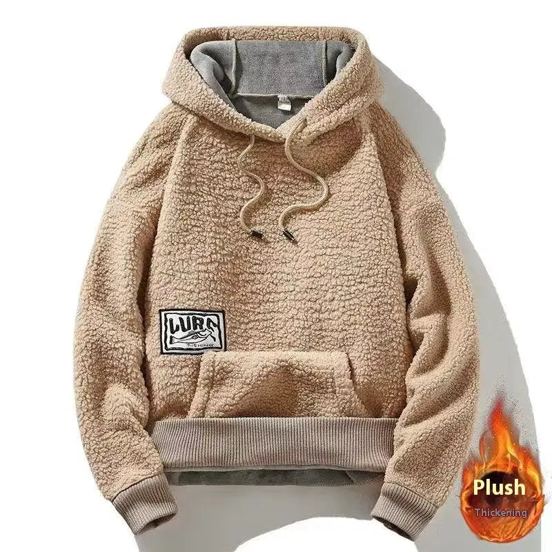 Beiger Herren-Dick-Polar-Fleece-Mountain-Graphic-Hoodie mit kuscheligem Fleece-Material, grau gefütterter Kapuze, gerippten Bündchen sowie einem schwarzen-weißen Lurs-Patch auf der Brust.