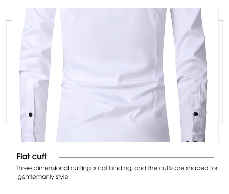 Herrenhemd mit langem Ärmel, Slim Fit, in Weiß mit flachen Manschetten und schwarzen Knopf-Akzenten.