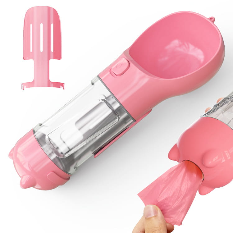 Bouteille d’eau portable 3-en-1 pour chien en silicone rose et en plastique transparent, avec distributeur de nourriture et support amovible rose pour les sachets pour les excréments.