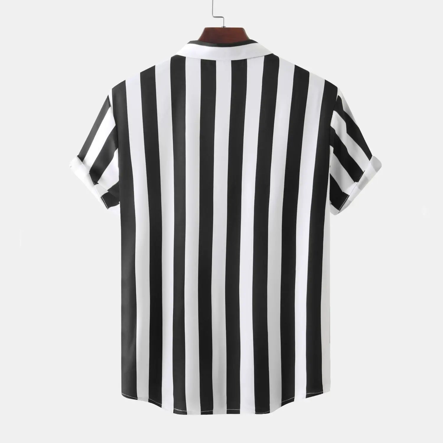Chemise pour homme à rayures, à manches courtes, boutonnée sur le devant, avec des rayures verticales noir et blanc affichées sur un cintre en bois.